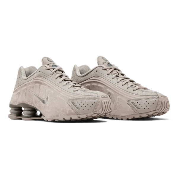 ⁦Nike Shox R4 College Grey Flat Pewter⁩ – תמונה ⁦2⁩