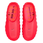⁦Nike Mind 001 Pregame Mule Solar Red Hyper Crimson⁩ – תמונה ⁦4⁩