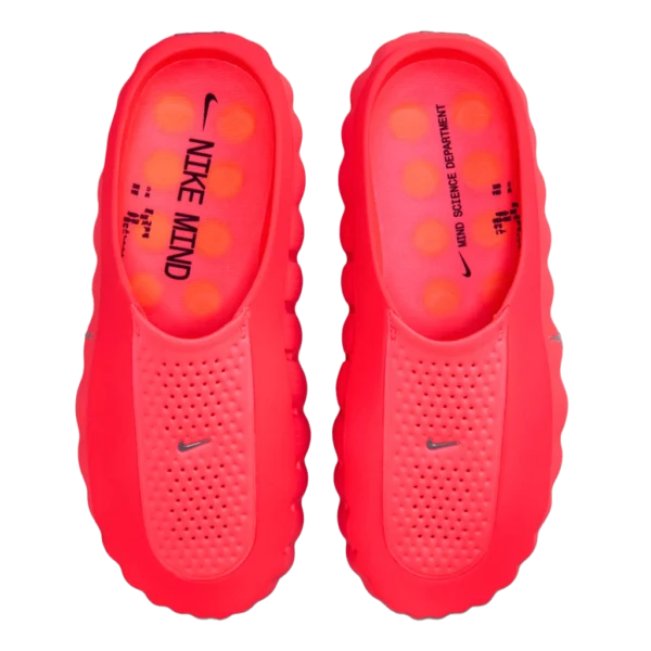 ⁦Nike Mind 001 Pregame Mule Solar Red Hyper Crimson⁩ – תמונה ⁦4⁩