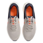 ⁦Nike Revolution 7 Light Iron Ore Total Orange⁩ – תמונה ⁦4⁩