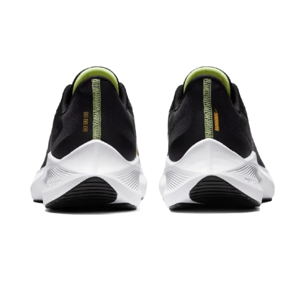 ⁦Nike Air Zoom Winflo 7 Black University Gold⁩ – תמונה ⁦3⁩