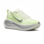 ⁦Nike Vomero Plus Summit White Barely Volt Metallic Silver⁩ – תמונה ⁦2⁩