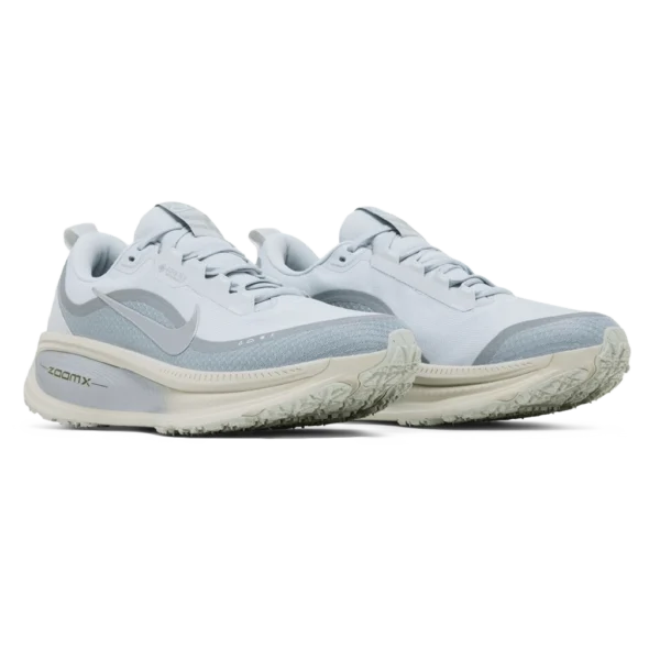 ⁦Nike Vomero 18 GORE-TEX Reflective Pure Platinum Metallic Silver⁩ – תמונה ⁦2⁩