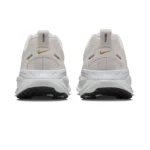 ⁦Nike Vomero 18 Vast Grey Wolf Grey Summit White⁩ – תמונה ⁦3⁩