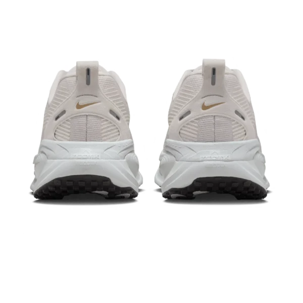 ⁦Nike Vomero 18 Vast Grey Wolf Grey Summit White⁩ – תמונה ⁦3⁩