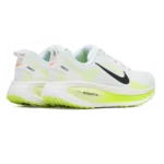 ⁦Nike Vomero 18 White Barely Volt Black⁩ – תמונה ⁦3⁩