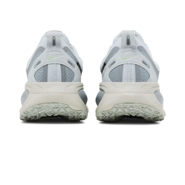 ⁦Nike Vomero 18 GORE-TEX Reflective Pure Platinum Metallic Silver⁩ – תמונה ⁦3⁩