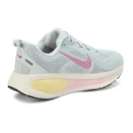 ⁦Nike Vomero 18 Barely Green Pale Ivory Pink⁩ – תמונה ⁦3⁩