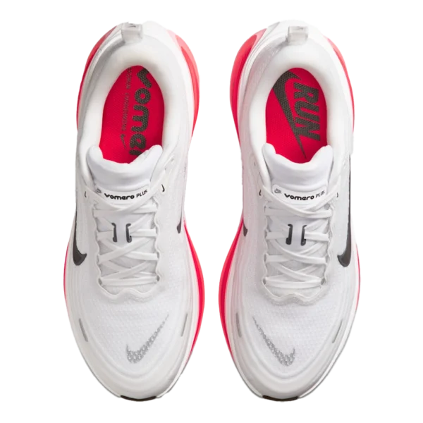 ⁦Nike Vomero Plus White Bright Crimson Metallic Silver⁩ – תמונה ⁦4⁩