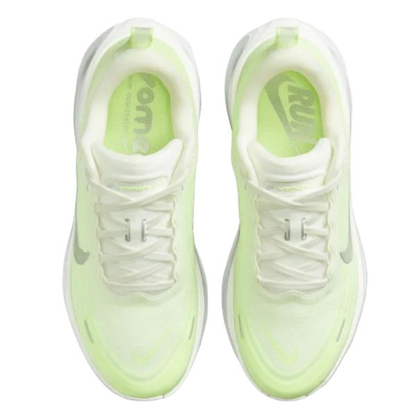 ⁦Nike Vomero Plus Summit White Barely Volt Metallic Silver⁩ – תמונה ⁦4⁩