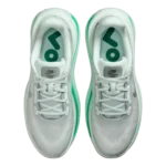 ⁦Nike Vomero Premium Barely Green Metallic Silver⁩ – תמונה ⁦4⁩