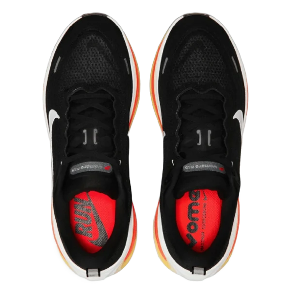 ⁦Nike Vomero Plus Black Bright Crimson White⁩ – תמונה ⁦4⁩